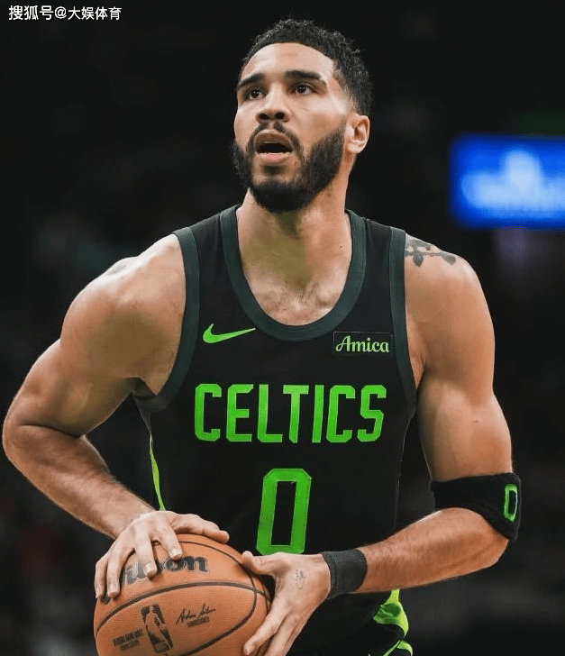 上赛季季后赛遭遇跟腱重伤,如今塔图姆就能原地起跳扣篮