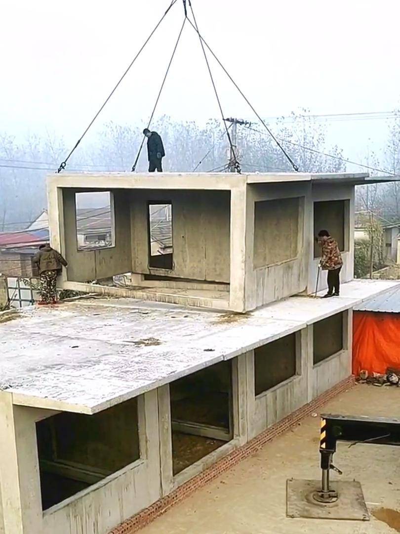 从结构稳固性来看,水泥房采用钢筋混凝土整体浇筑或预制构件组装的