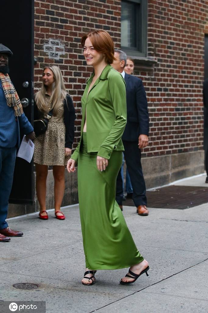 艾玛·斯通前往录制节目 墨绿套装惊艳全场