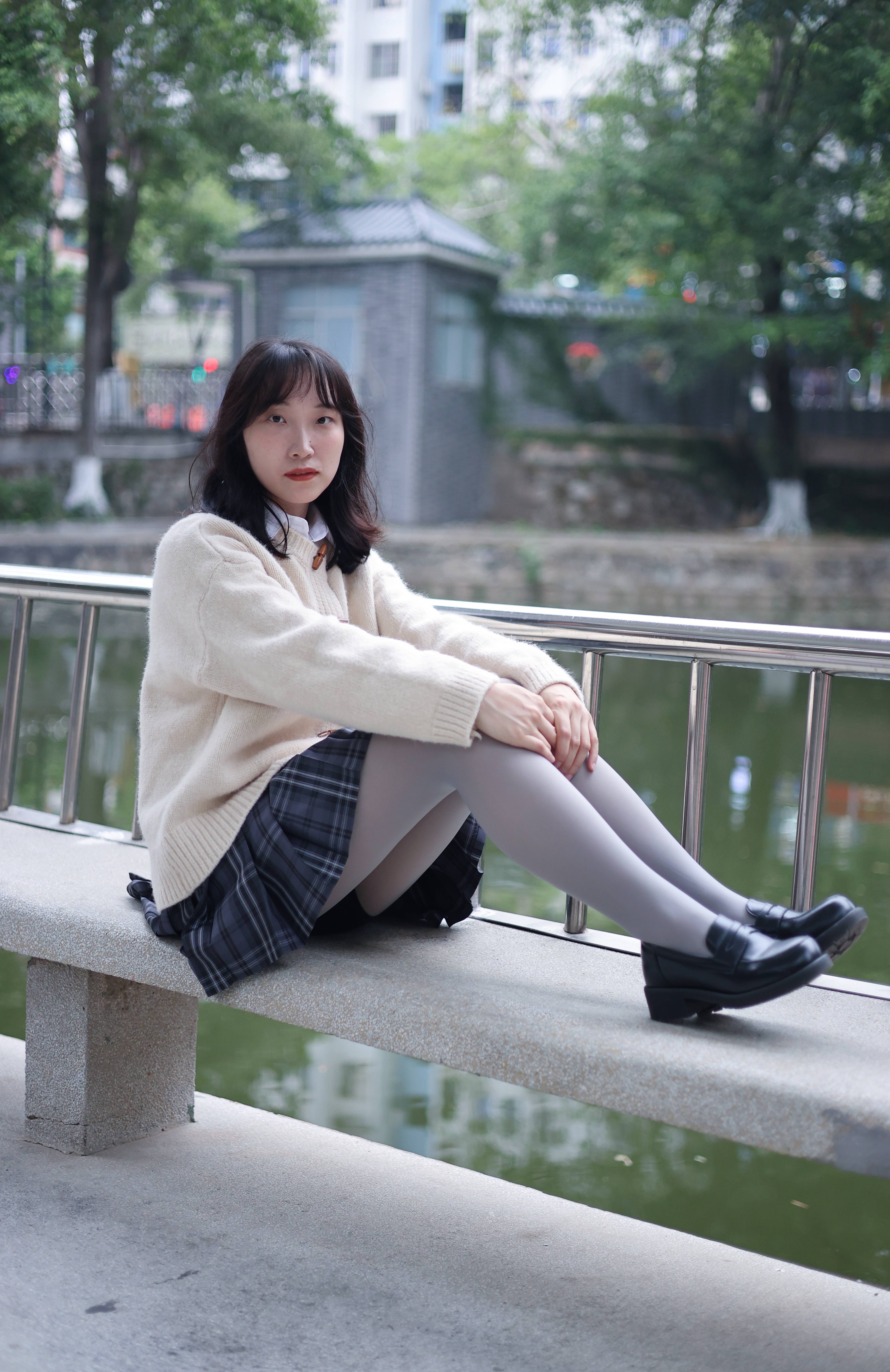 jk制服搭配灰丝小皮鞋,小姐姐诠释厚灰美学