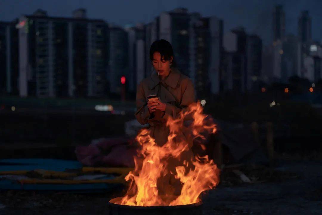 当代年轻人的“发疯”大赛,正在被包装成“消费游戏”-锋巢网