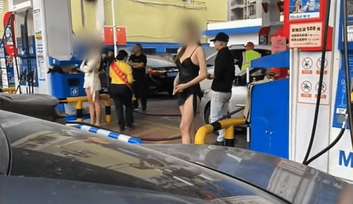 江门美孚加油站请美女营销、衣着暴露身材姣好：