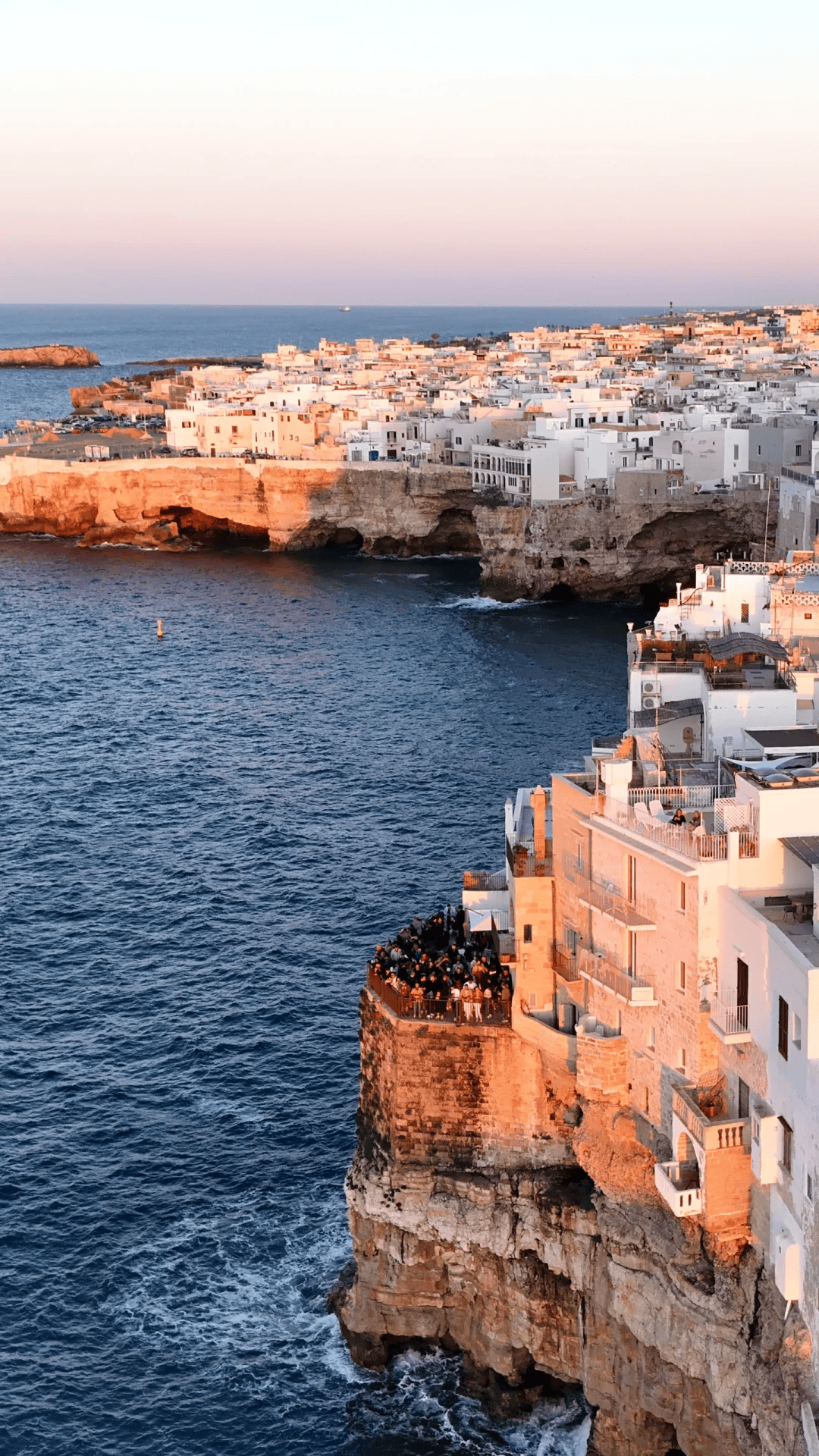 汉马克艺术涂料 | 设计师视角：为何我总在高端项目中，为墙面预留一抹“意式留白”？