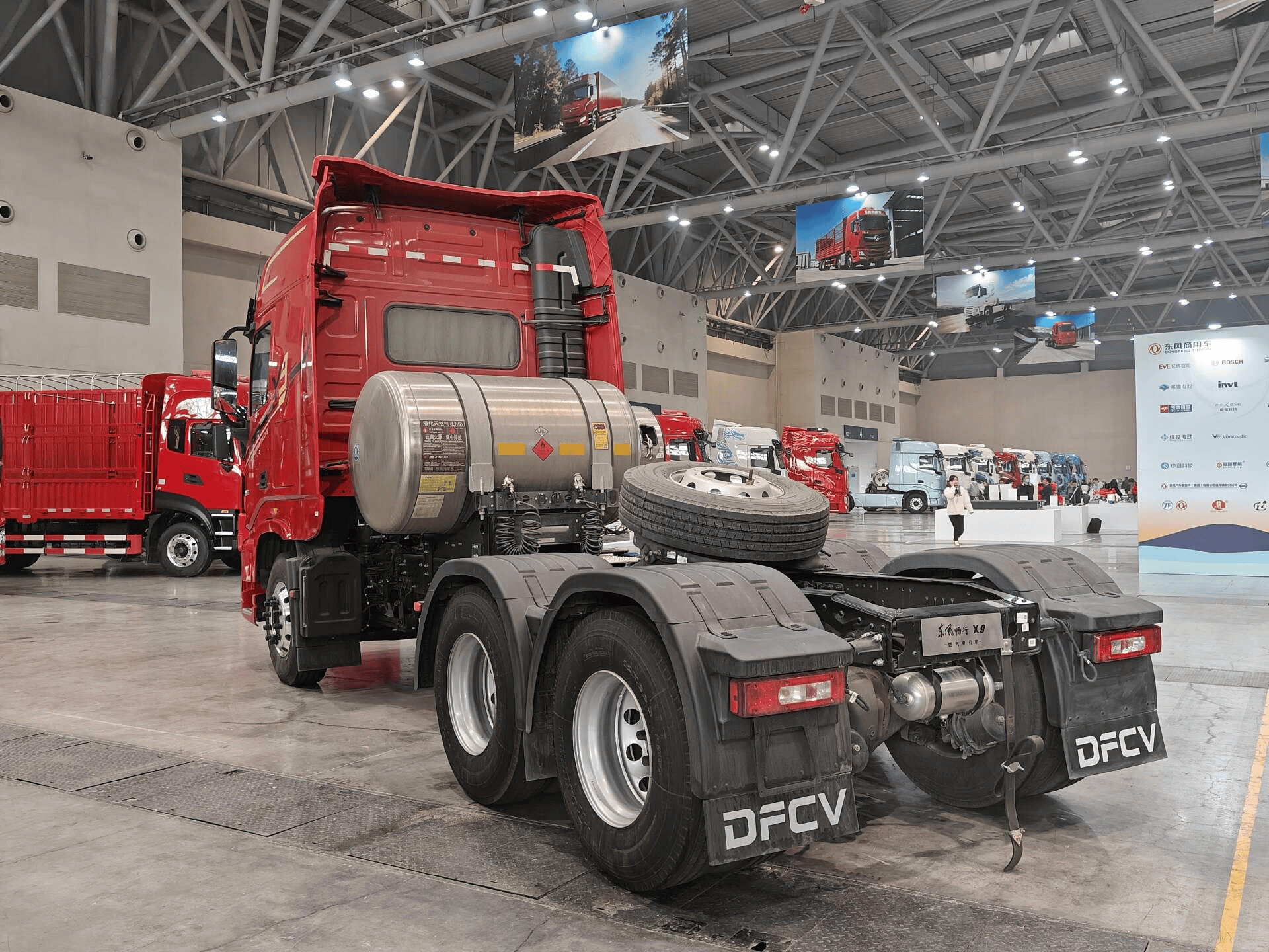 助力东风商用车抢占细分赛道 东风新疆7款新品亮相2026合作伙伴大会