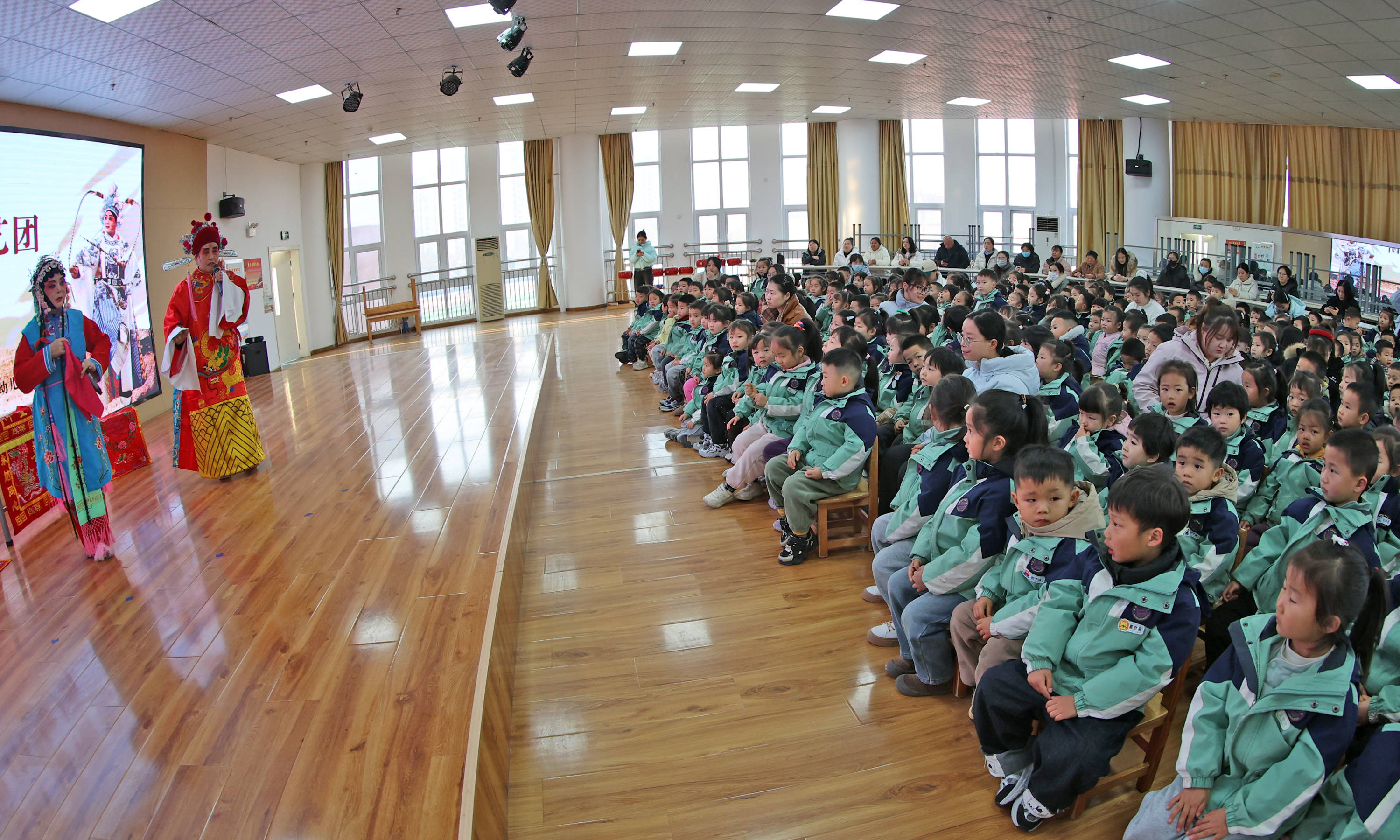 大荔县洛滨幼儿园此次非遗戏剧进校园活动,让孩子们近距离领略了传统