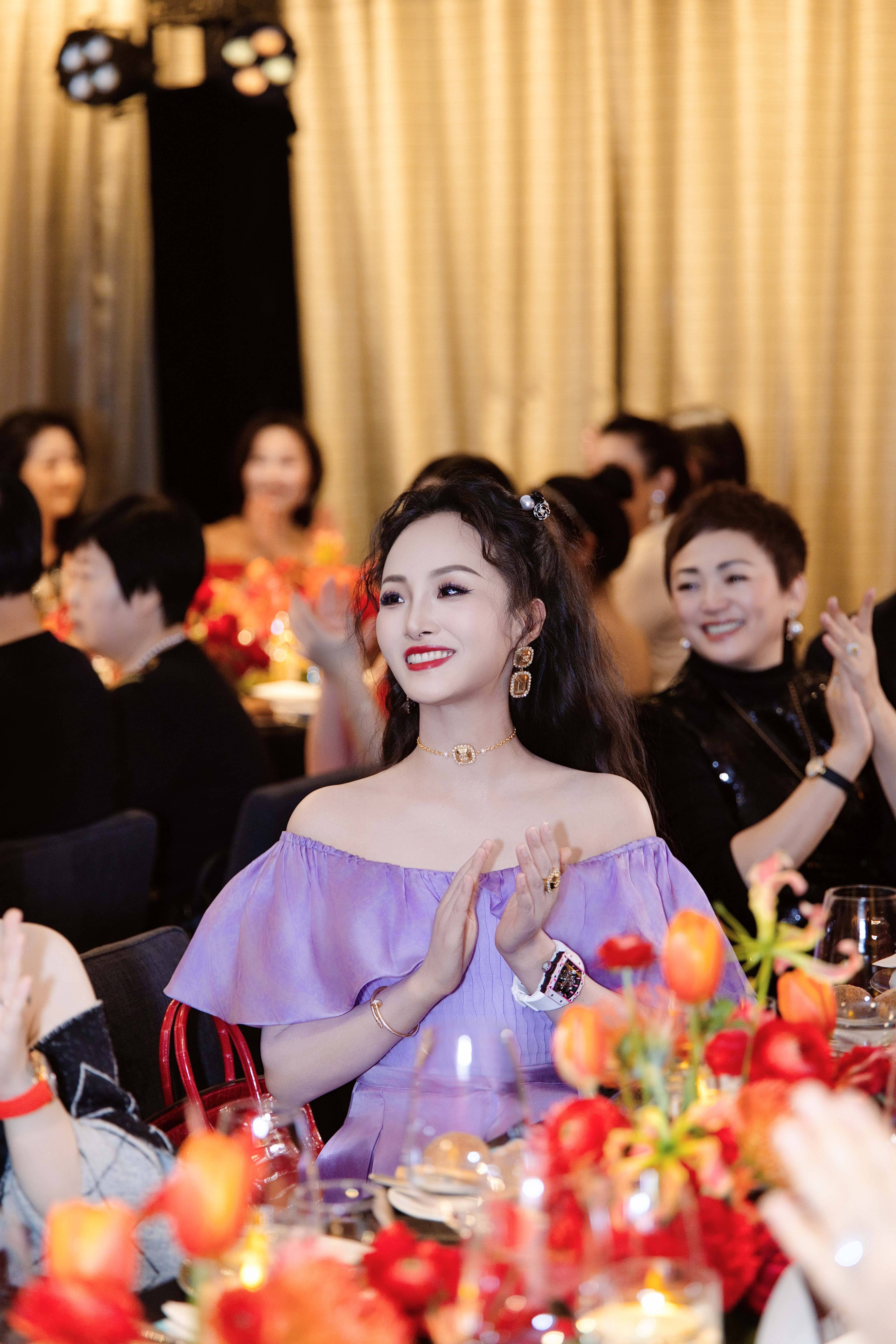 亮月影视董事长项亮月闪耀Rola Shine臻耀之夜   紫色造型与东方珠宝交相辉映