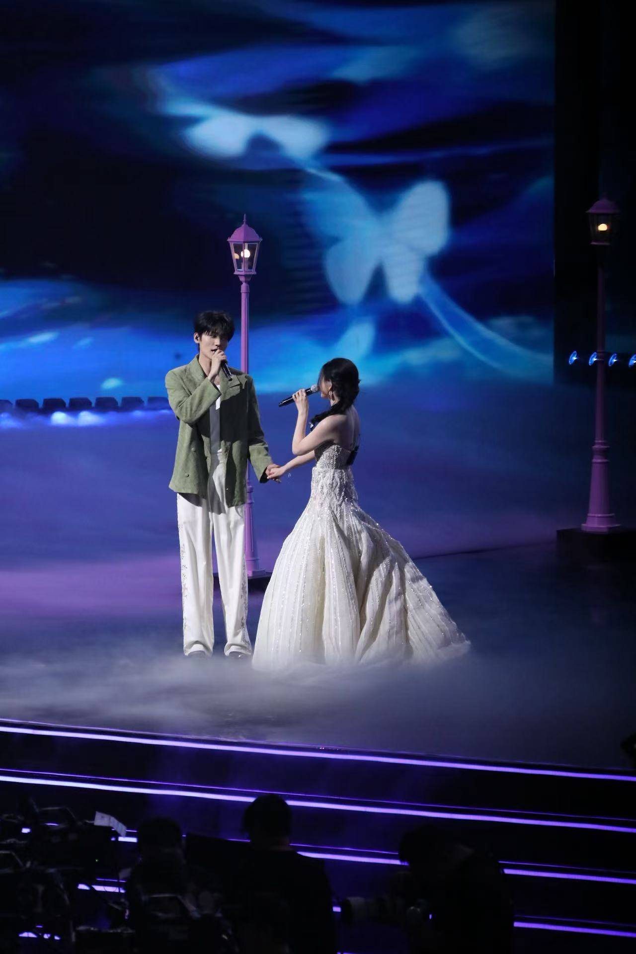 微博之夜看点：陈妍希和周柯宇甜蜜牵手对唱 杨幂内场热聊握手好忙