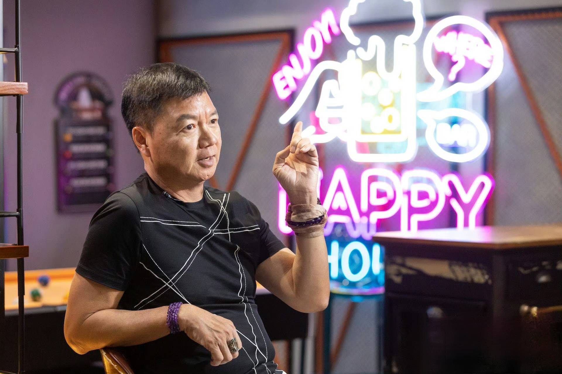 原创            前TVB男星丧妻一年因一事引网友质疑，独自逛街神情落寞生活节俭