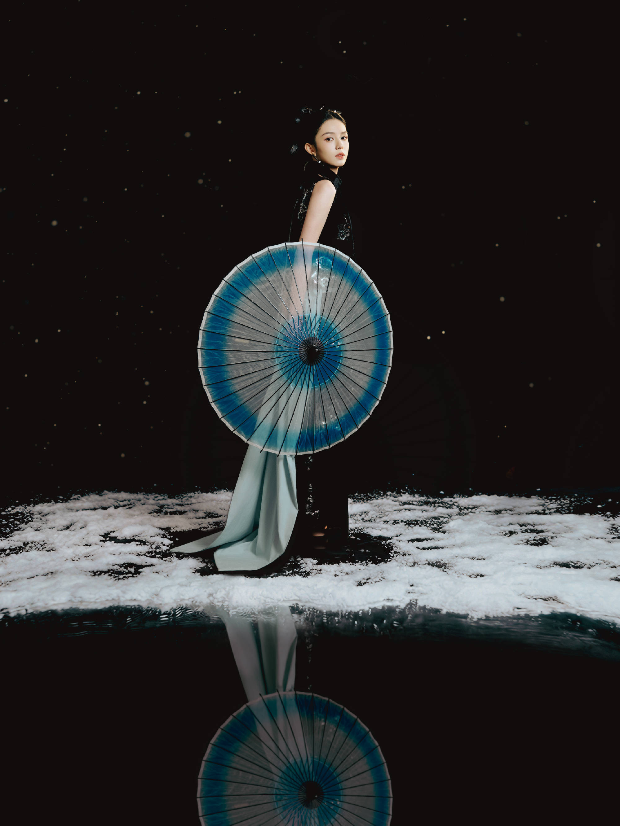 周也穿新中式旗袍配金属发簪古典清冷 持油纸伞回眸尽显东方韵味