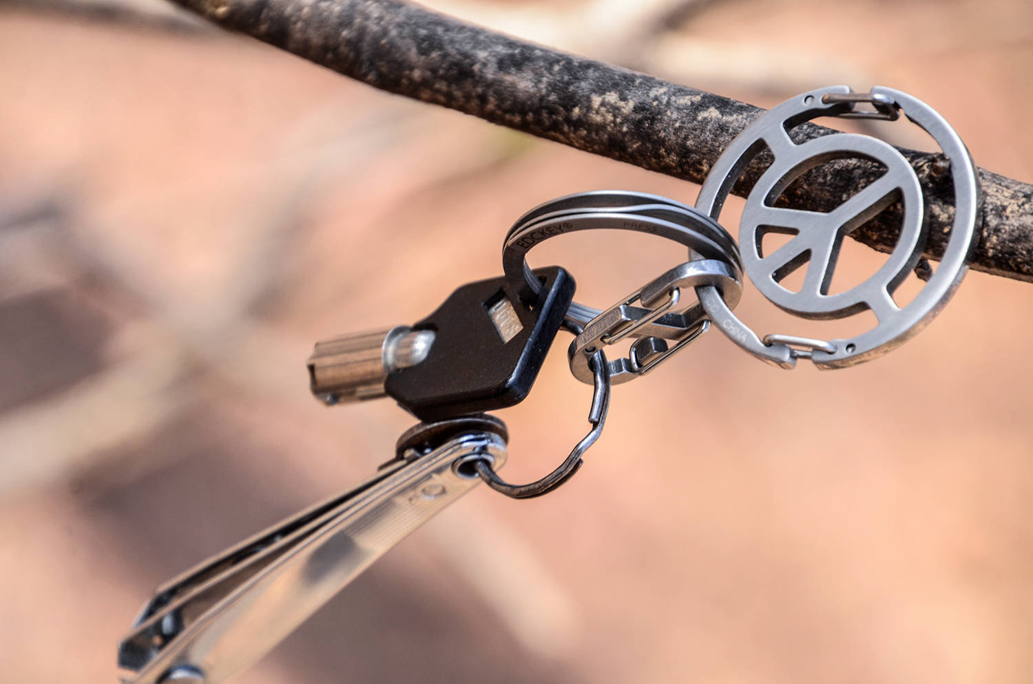 双环之内的和平之美：奈爱和平标志钥匙扣