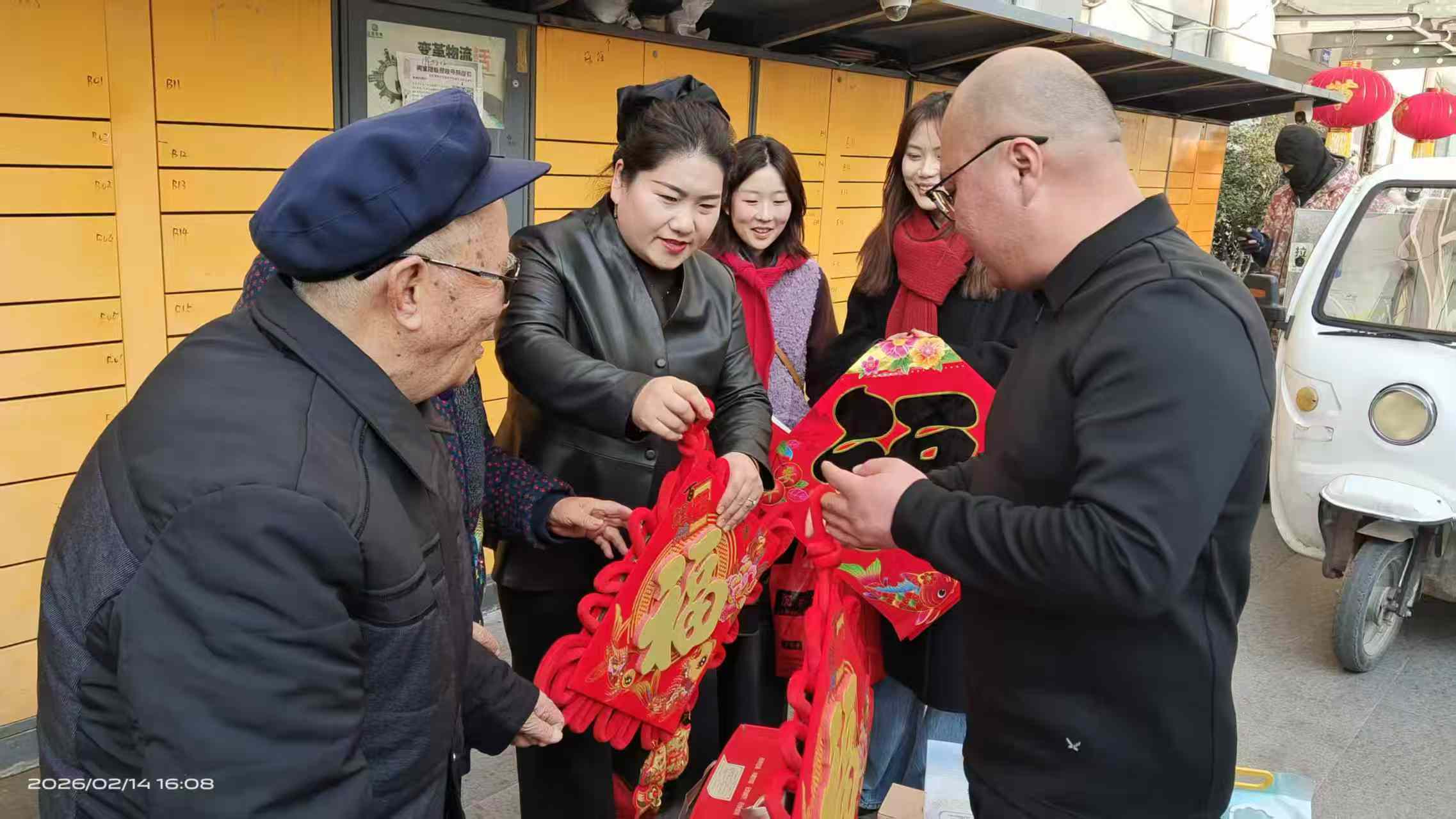 邳州“炮车沉香熏蹄”食品陈小勇、纪迪夫妇慰问李彦清(图3) 邳州“炮车沉香熏蹄”食品陈小勇、纪迪夫妇慰问李彦清(图3)