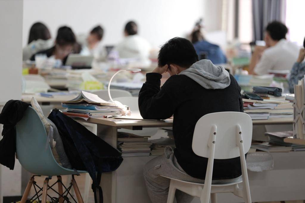 失去张雪峰,考研流量将飘向何处?-锋巢网