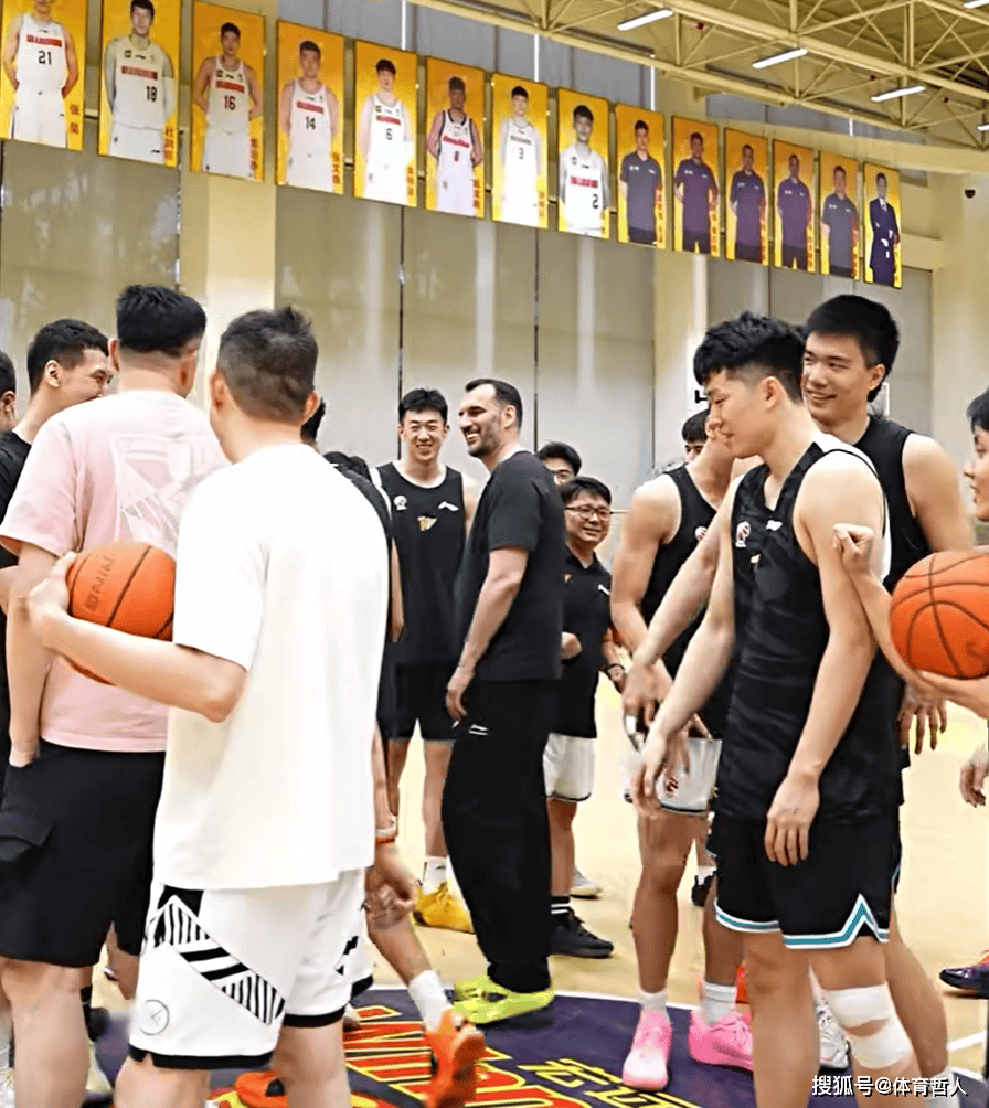 杜锋和焦泊乔相谈甚欢！