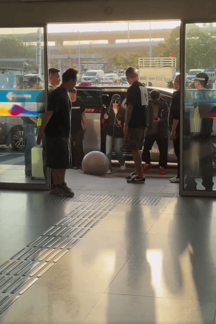 周杰伦一家五口现身机场 温馨和睦幸福满满