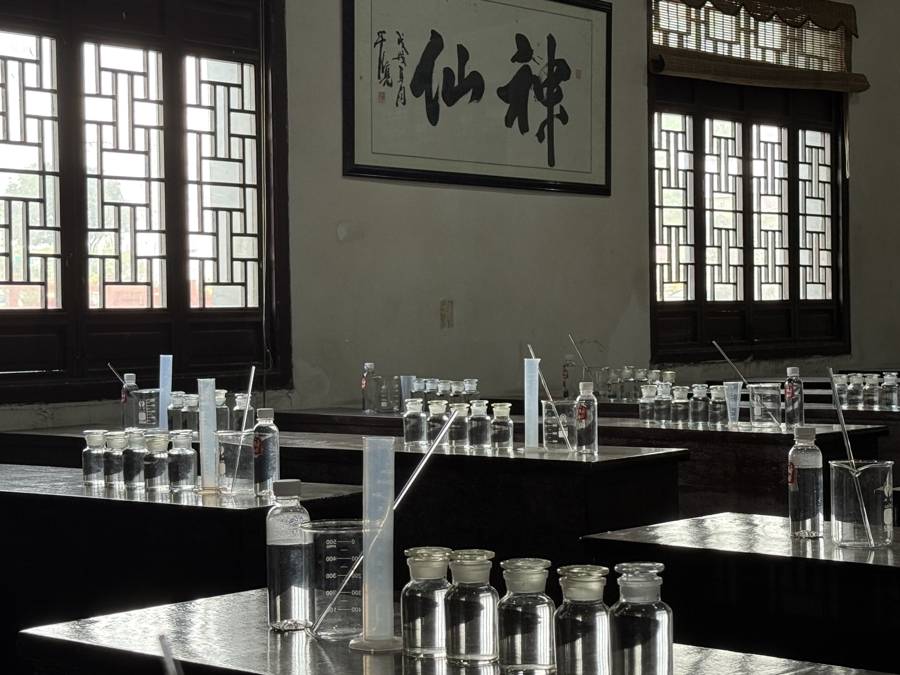 原酒卖不过矿泉水，中小酒厂忙着找“大哥”-锋巢网