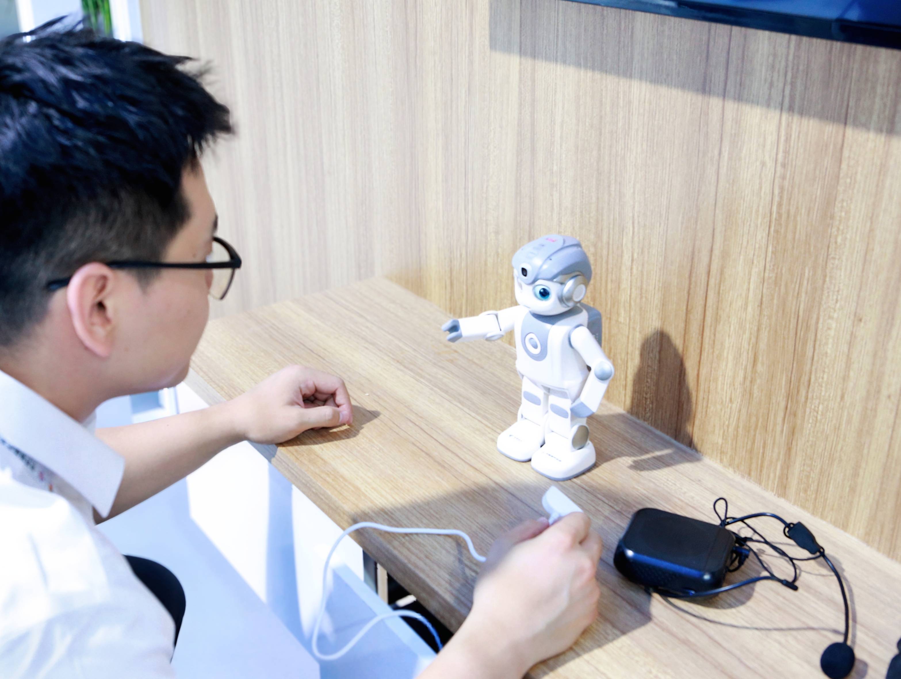 《中国电信携硬核智能成果亮相2026世界智能产业博览会》