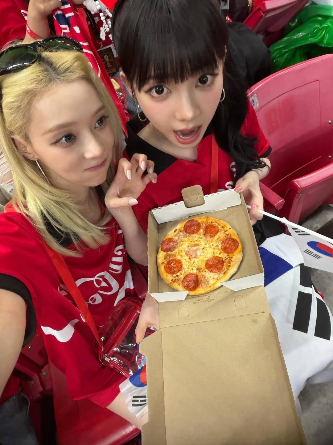 柳智敏金玟庭晒观看世界杯日常 两人贴脸自拍笑容超甜