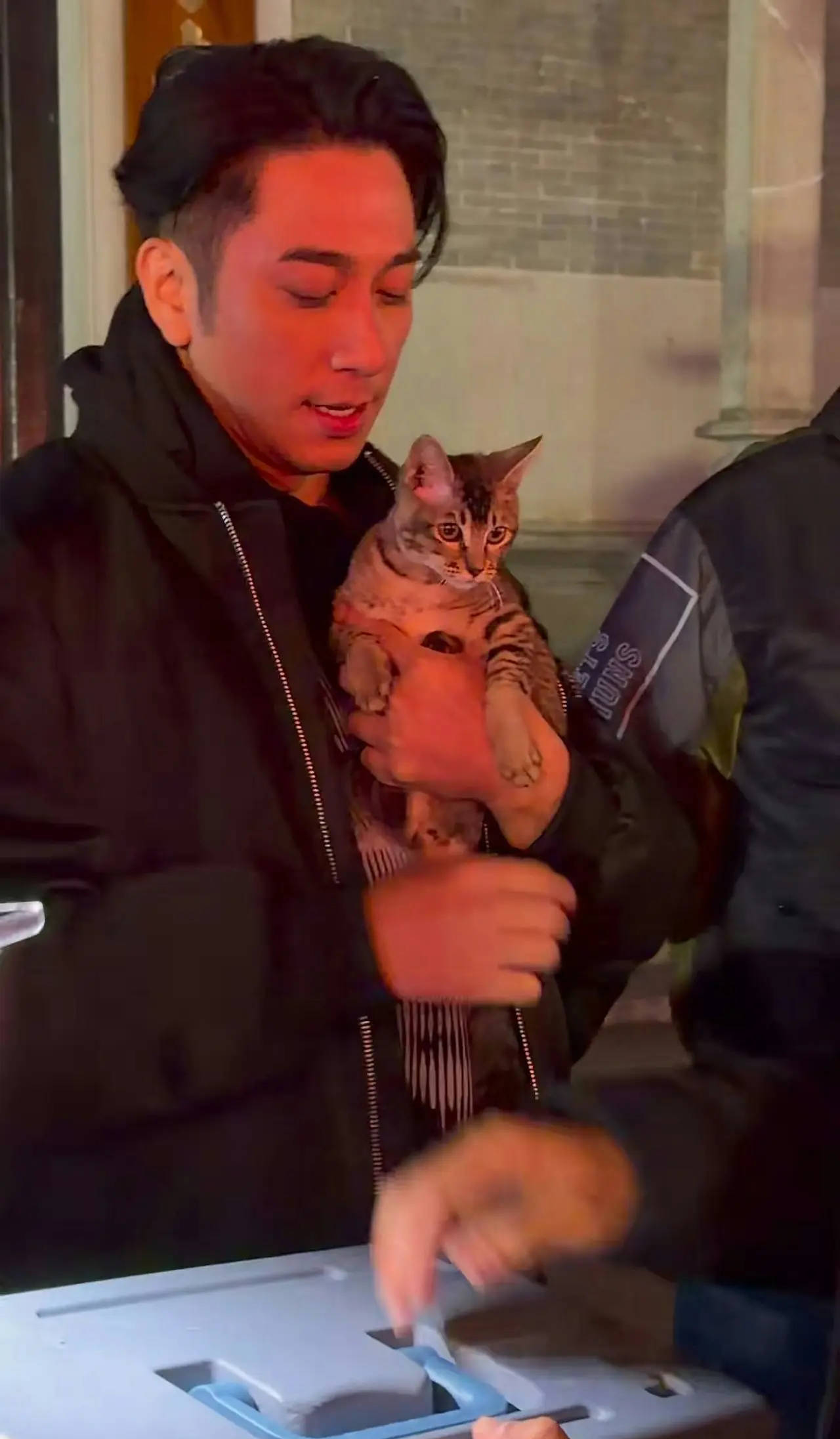 港媒曝吴卓羲与TVB花旦张曦雯疑似恋爱 猜测二人定情信物是一只猫