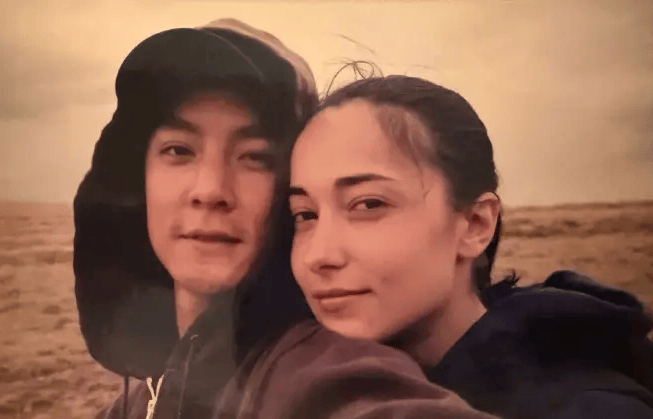 吴彦祖妻子晒早年亲密合照：那时的我们刚刚坠入爱河