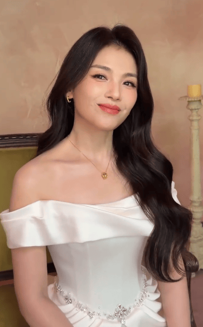刘涛身着白裙笑眼盈盈 一头乌黑长发披肩好美丽