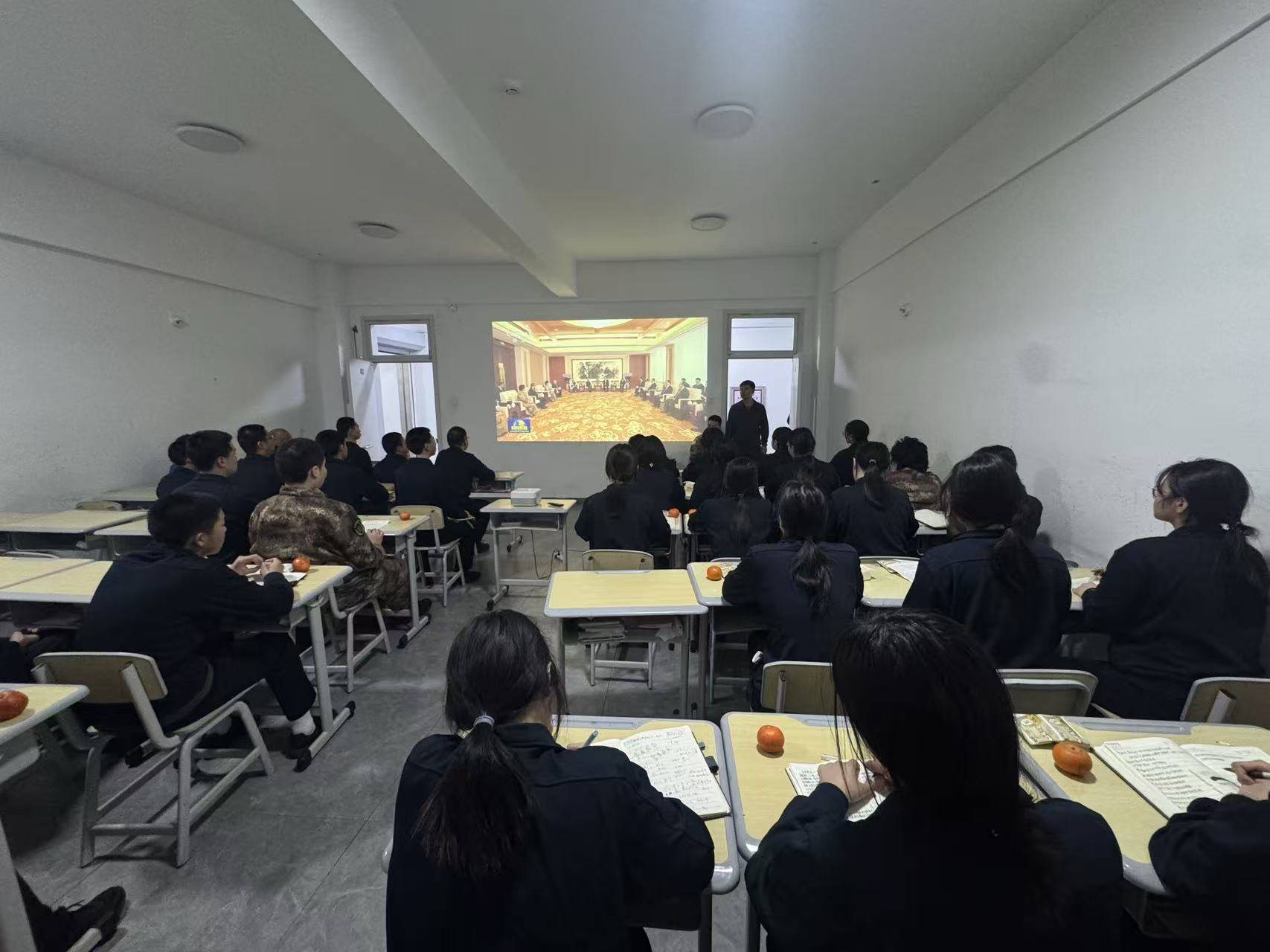 长春青春期叛逆孩子沉迷手机，别只靠没收手机解决问题