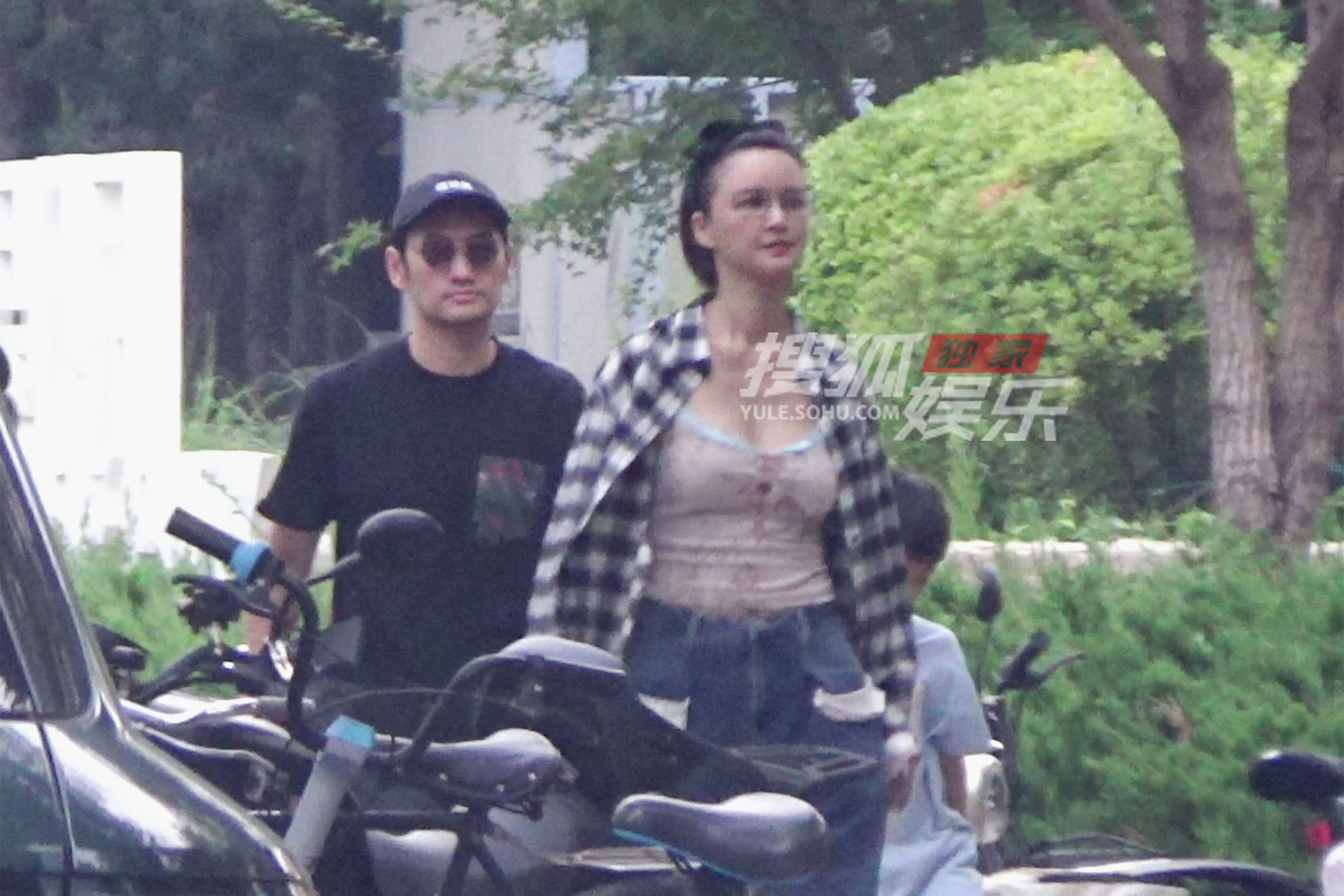 张歆艺携亲友给袁弘庆生 老人孩子齐聚场面热闹