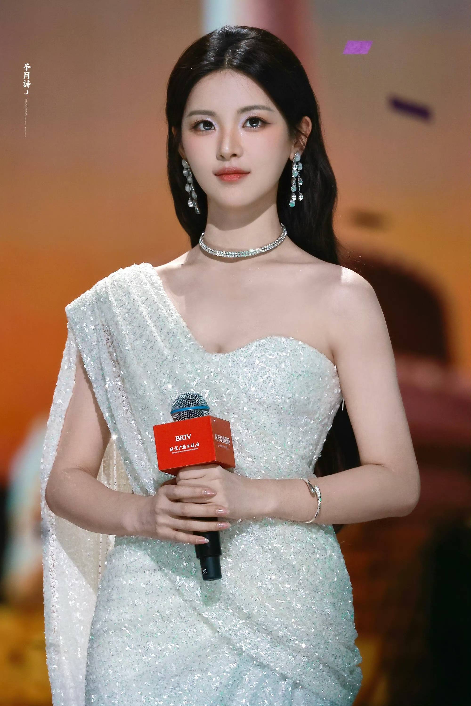 杨超越穿细闪单肩裙优雅吸睛 当主持人从容控场端庄大方