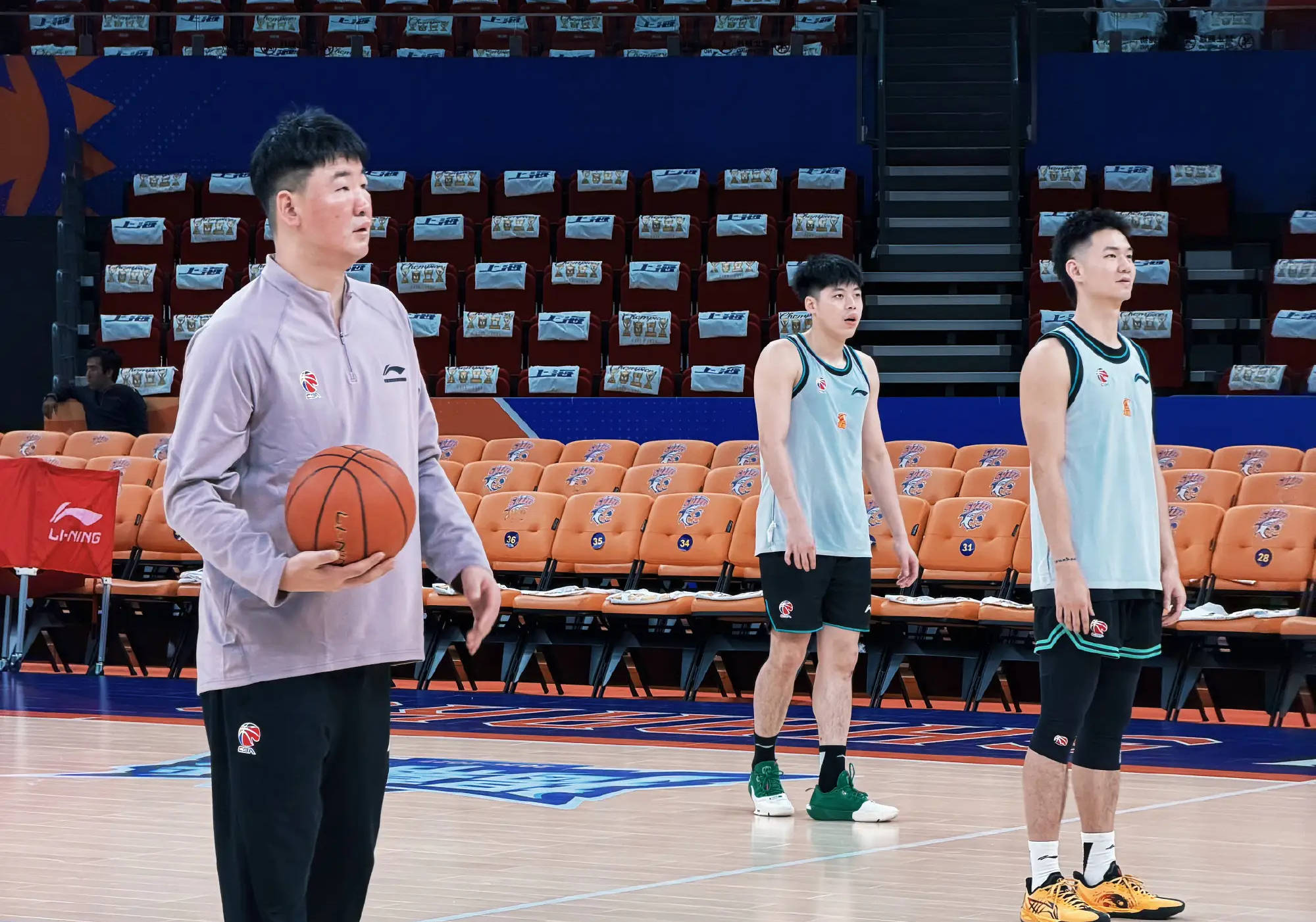 “菜鸟主帅”有压力也有信心 今晚要给拉塞尔上对抗