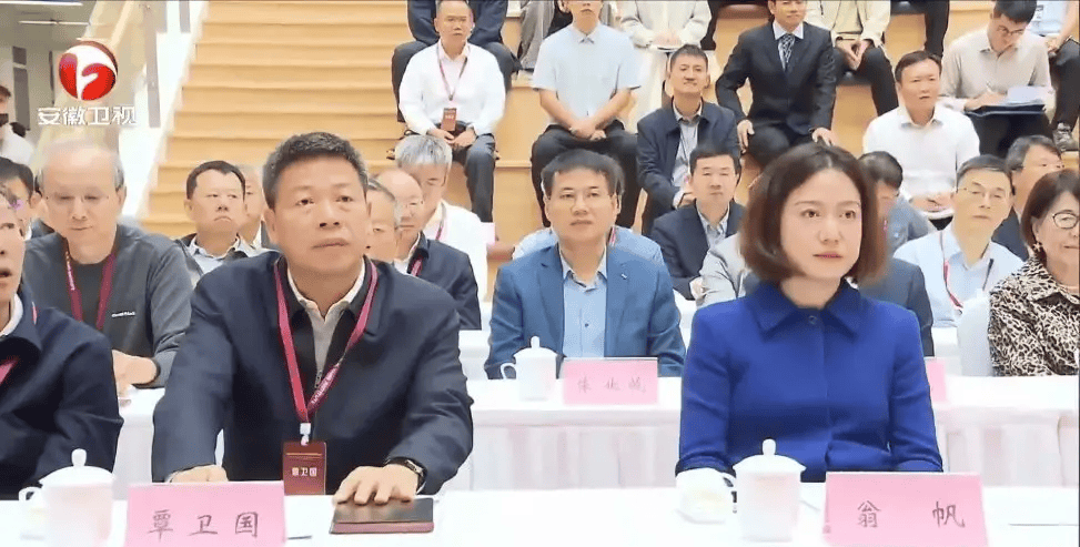 50岁翁帆罕见公开现身 气质优雅透露最大遗憾 越活越像女强人