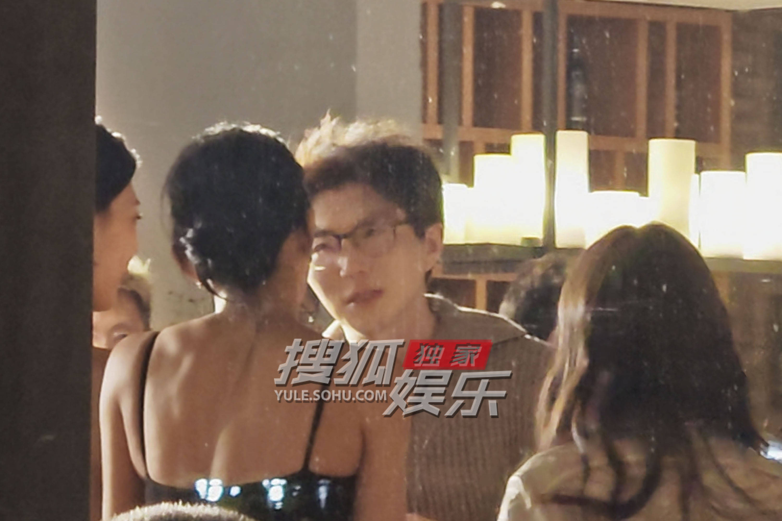 毛不易和美女热聊搂肩合照 摆姿势大大方方不拘谨