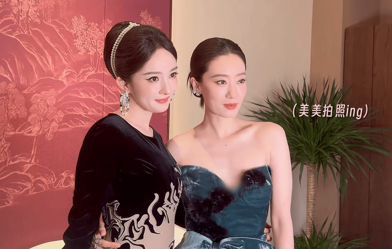 杨幂张小斐上演“闺蜜抢C位”！二人笑容灿烂心情好