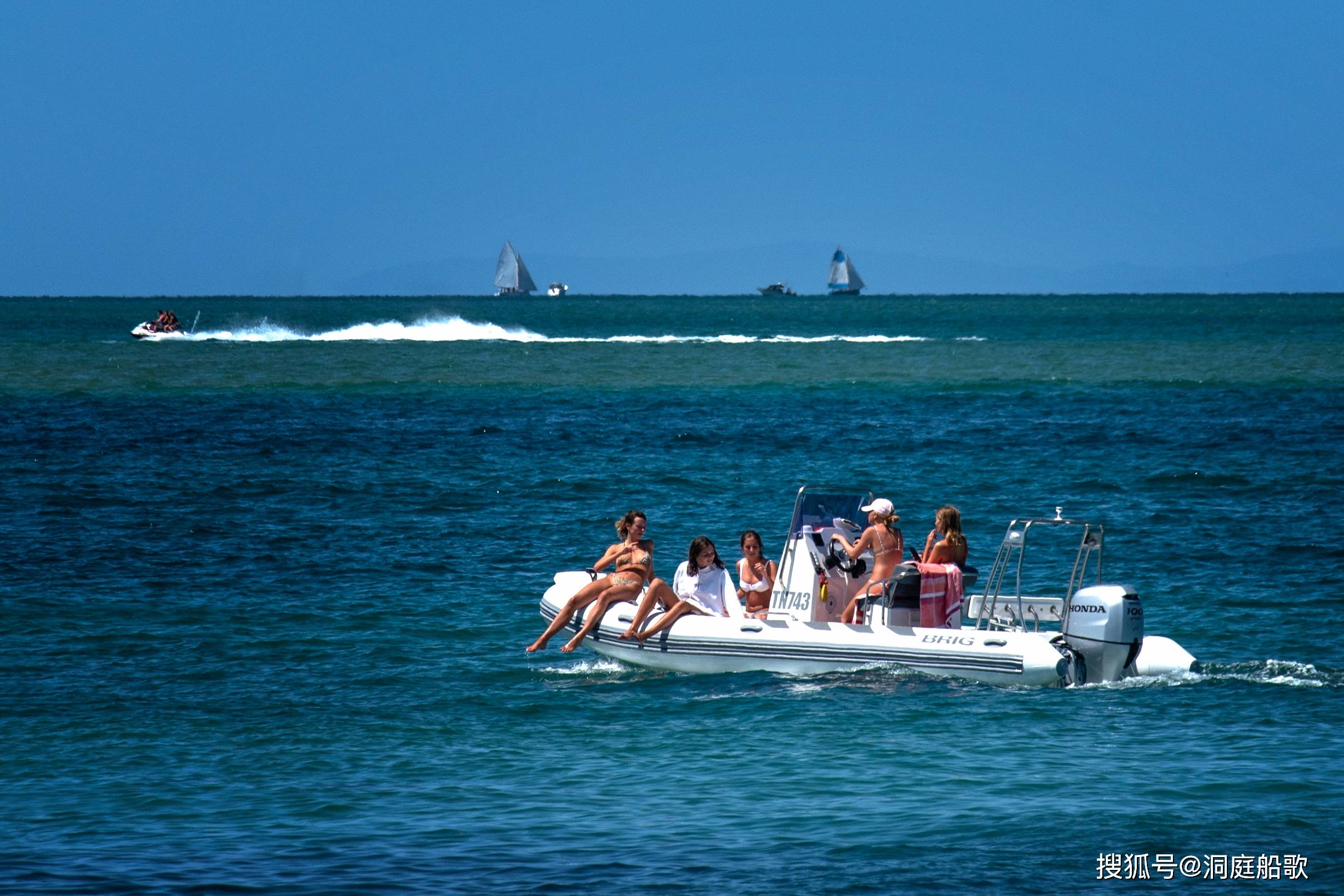 一群金发女郎身穿比基尼泳装,沐浴在炽热的阳光下.