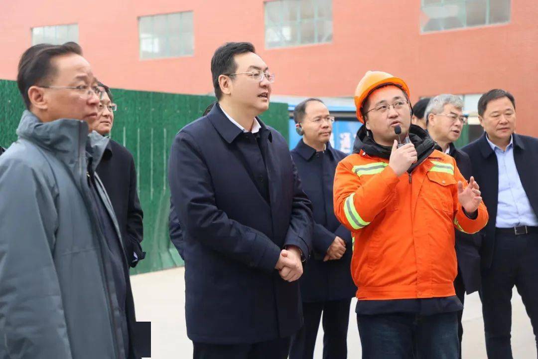 市委副书记,市长万闻华等市领导分a,b两组对泰兴市,兴化市,海陵区