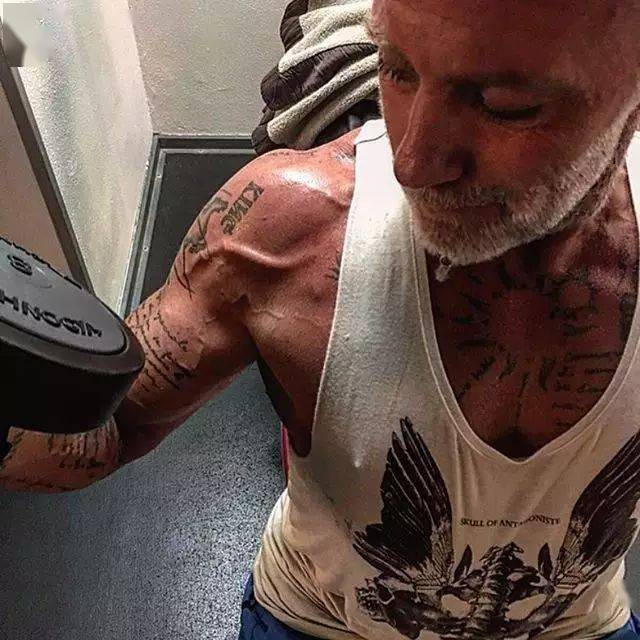 那个坐拥"豪车美女"的肌肉大叔,如今炫富炫破产了._生活_身材_年轻人