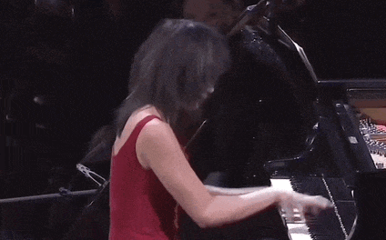 穿超短裙弹钢琴,前排票卖近万,网友:好魔性._王姐_长裙_中国