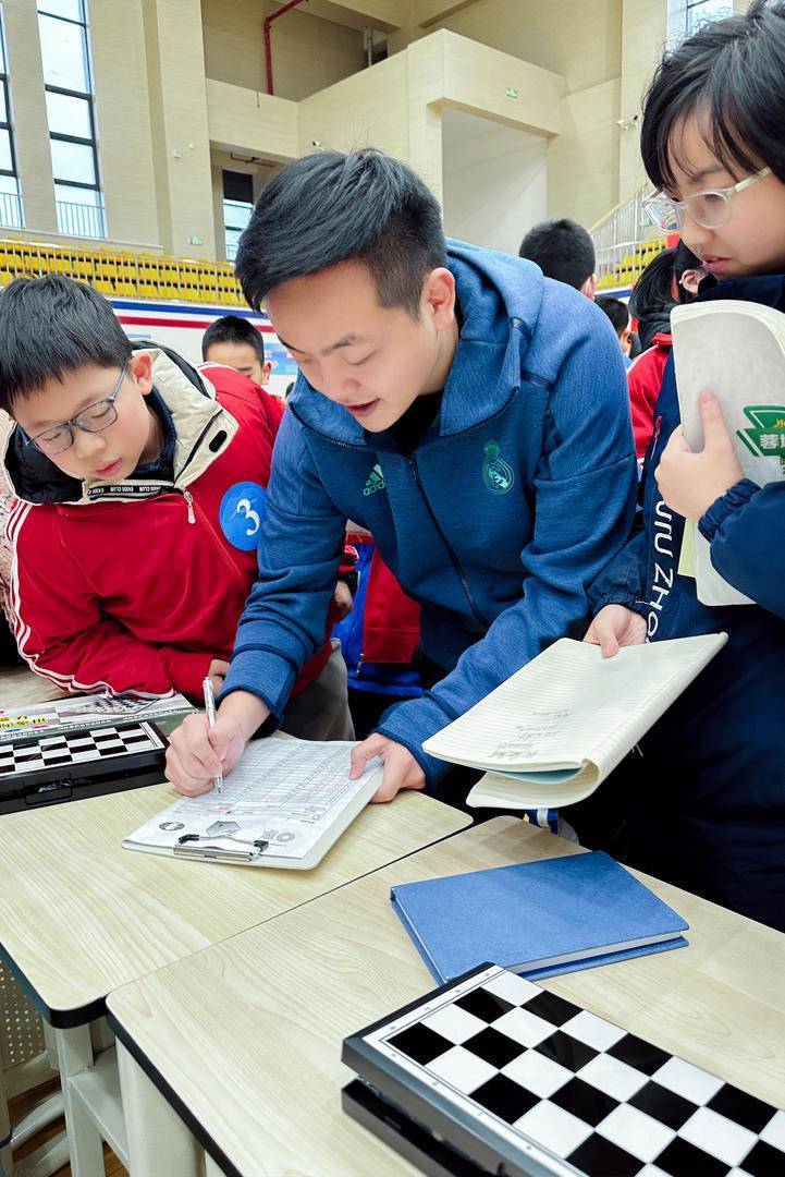 国际象棋世界冠军走进成都校园_叶江川_中国_许翔宇