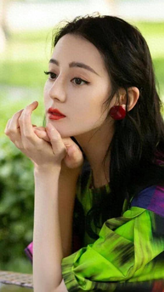 迪丽热巴,这个名字如今已经成为了娱乐圈中一道独特的风景线.