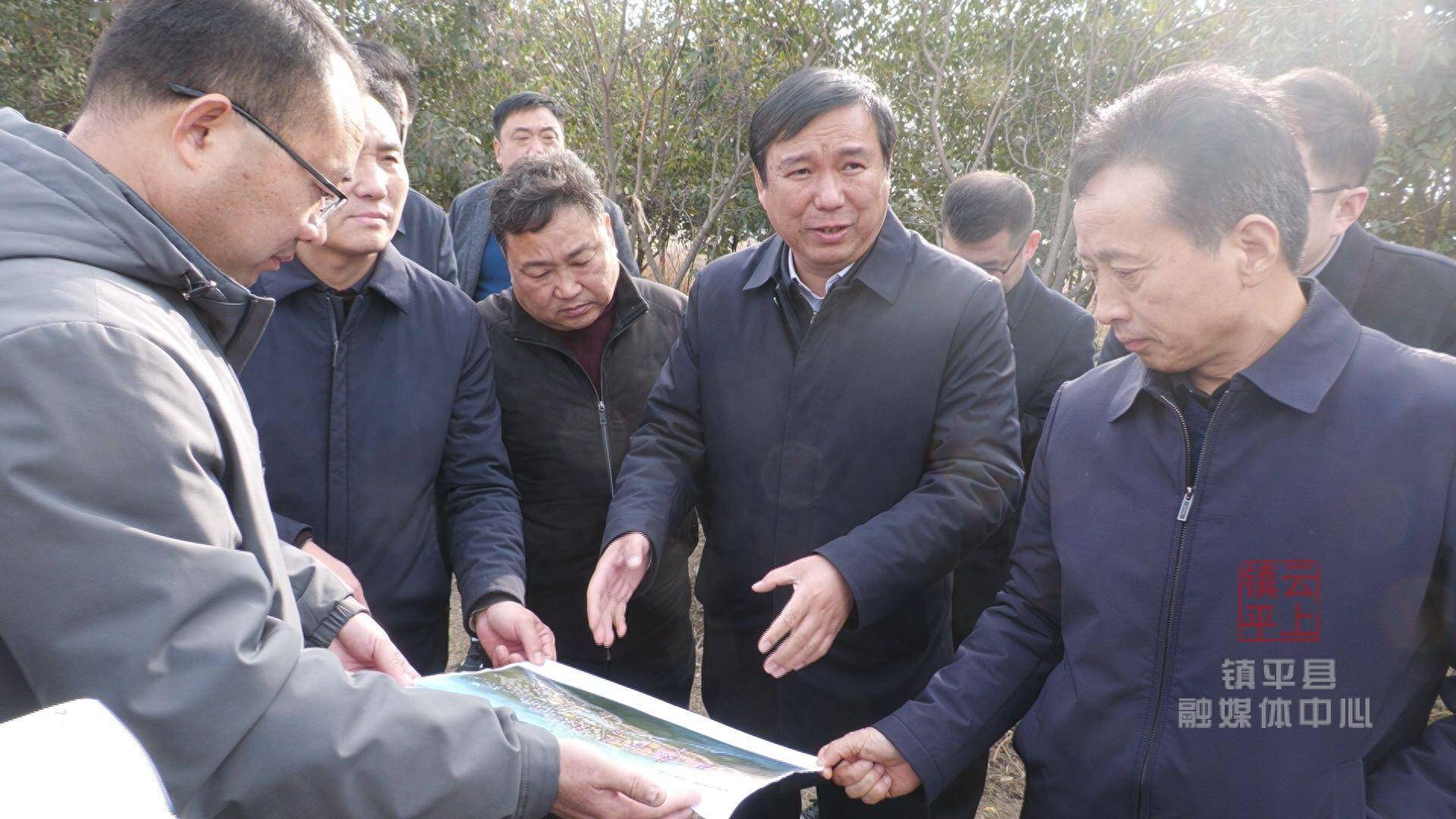 镇平县举行中心城区品质提升现场观摩暨推进会议,县委书记艾进德带领
