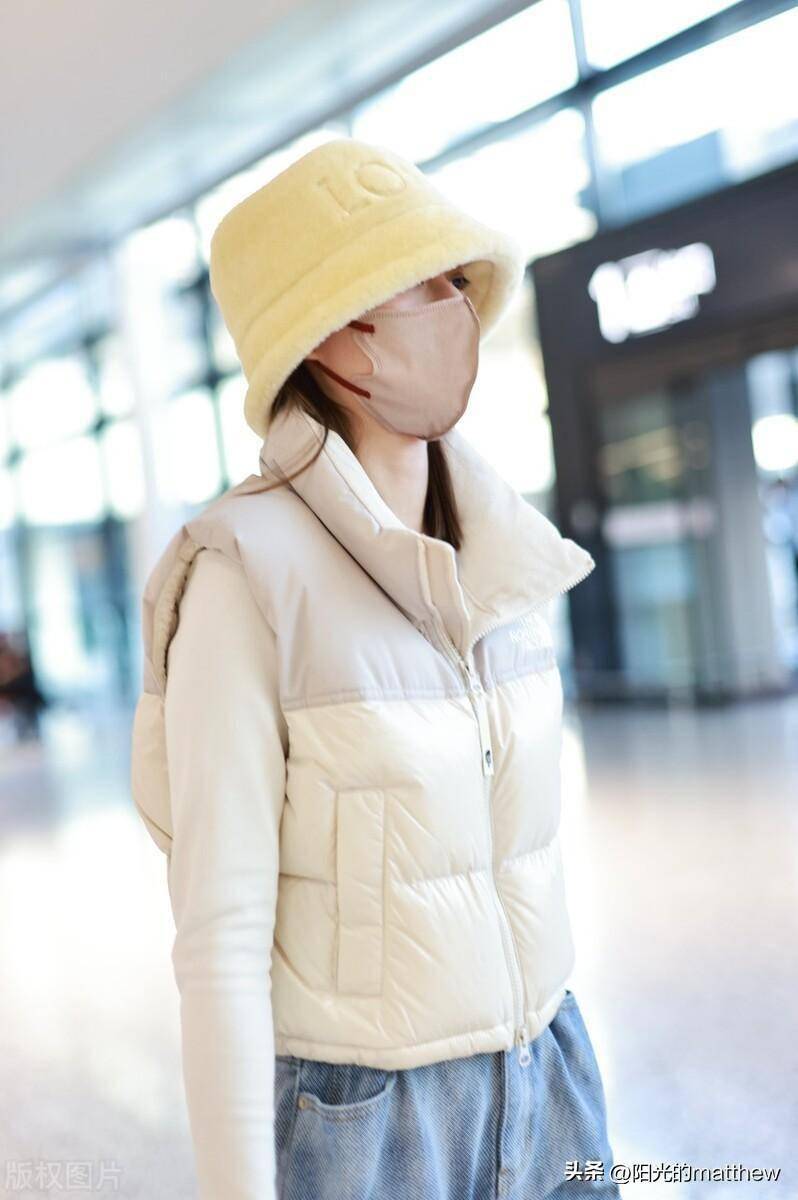 何超莲上海到达,羽绒马甲搭配牛仔裤时尚休闲_机场_鸭绒