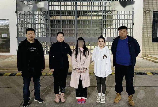 落网时,她床头放着一堆法律书籍……_诈骗_张磊_巴坤杰