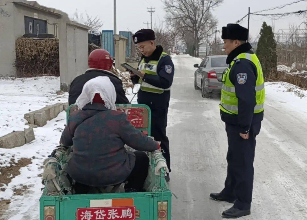 有效預防和降低三輪車違法載人道路交通事故,近日來,龍口市公安局交警