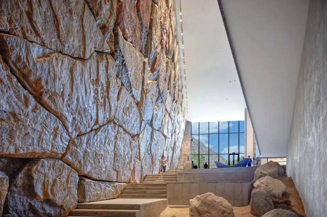 在游玩过程中,建议请一位讲解老师,以便更好地了解岩画的历史和文化