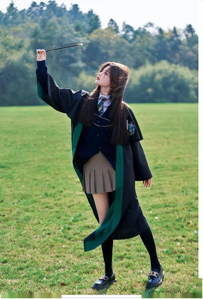 杨超越"学院"制服出镜, 魔法少女范,元气十足!_短裙_网友_青草地