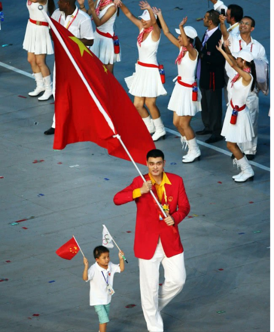 2008年北京奥运会开幕式,姚明高举红旗走在人群正