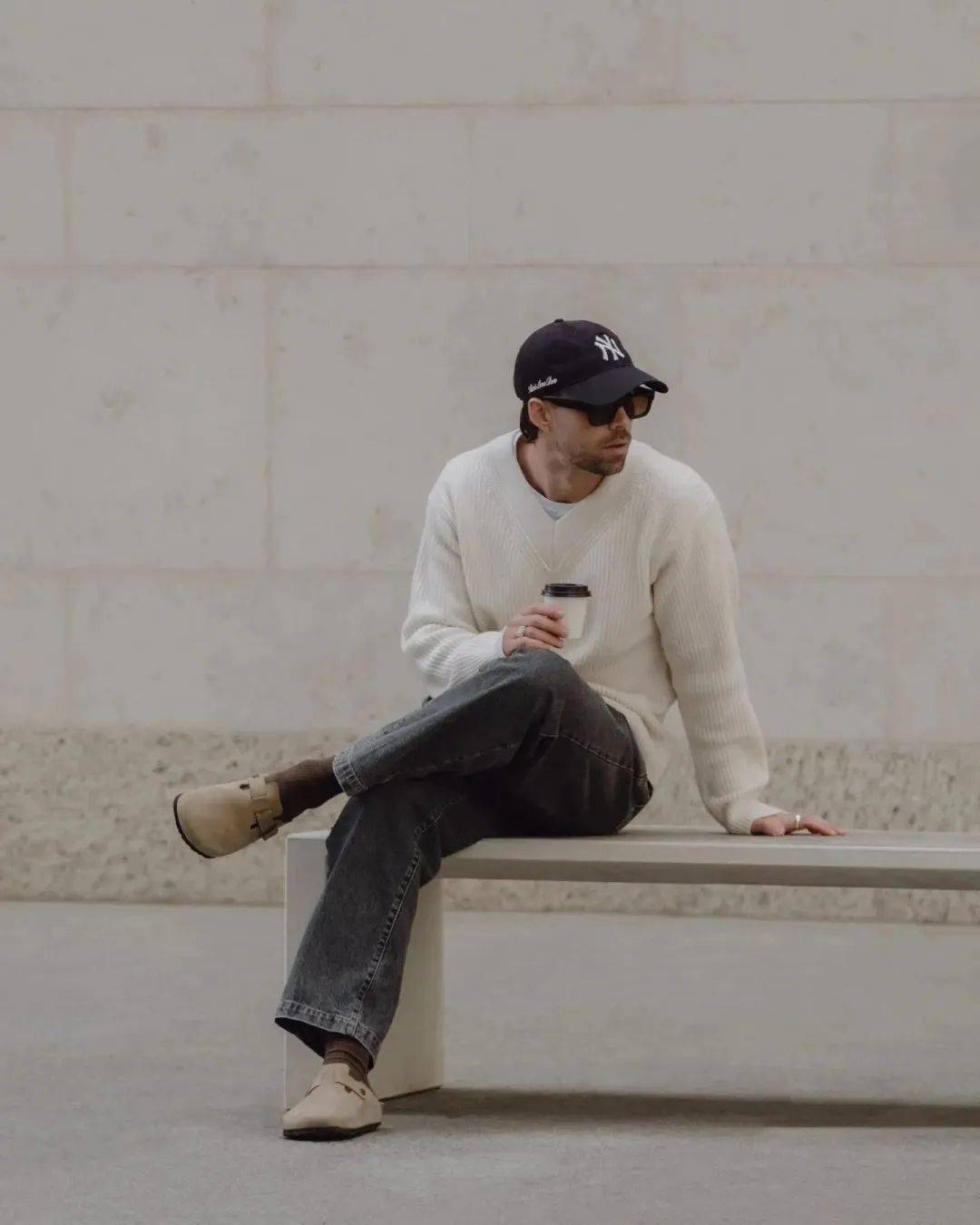 恰好相反,从他的 ig 到 youtube,你总能收获到关于穿搭上的"小九九"