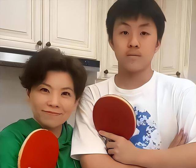 乒坛传奇邓亚萍:身价上亿,丈夫身居高位,儿子现况却令人意外_林志