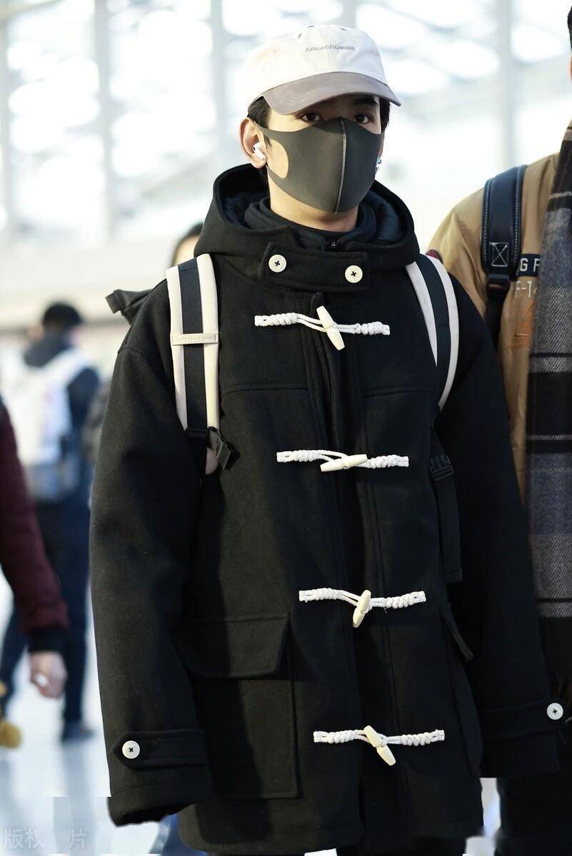 丁真北京到达,牛角扣大衣少年感满满_机场