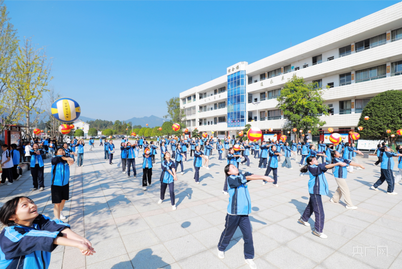 溪江中学的校园环境焕然一新(央广网发 刘珂 摄)如今,溪江中学的校园