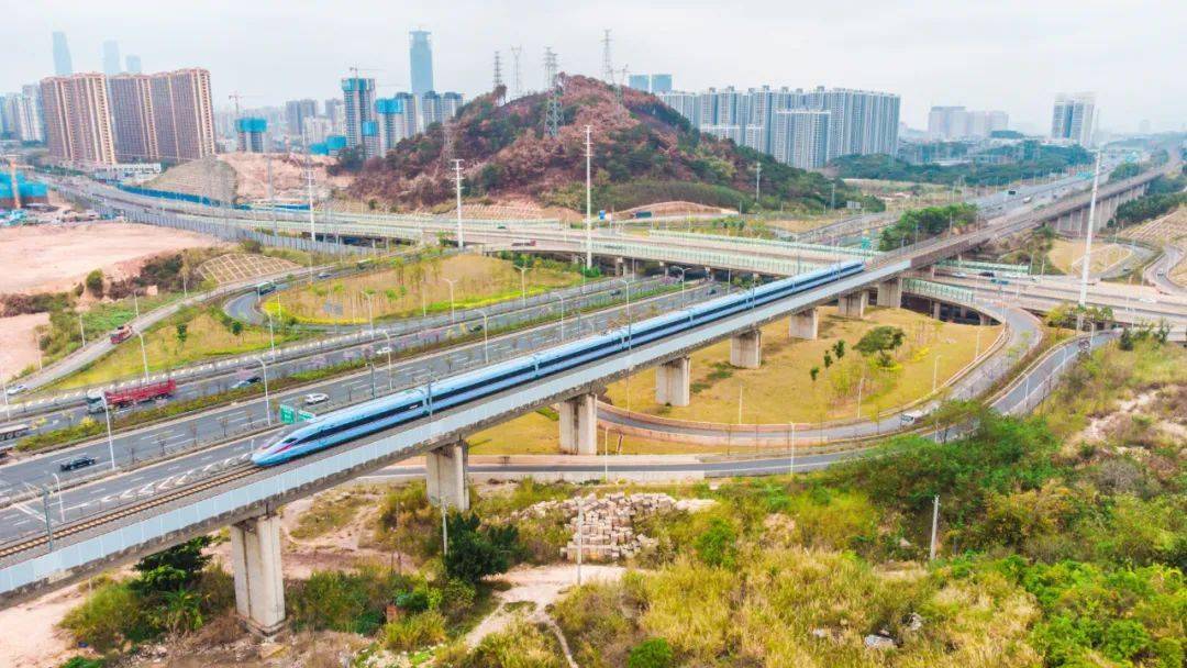 新增防城港至德保,防城港至靖西,防城港至田东方向4列货物列车,钦州港