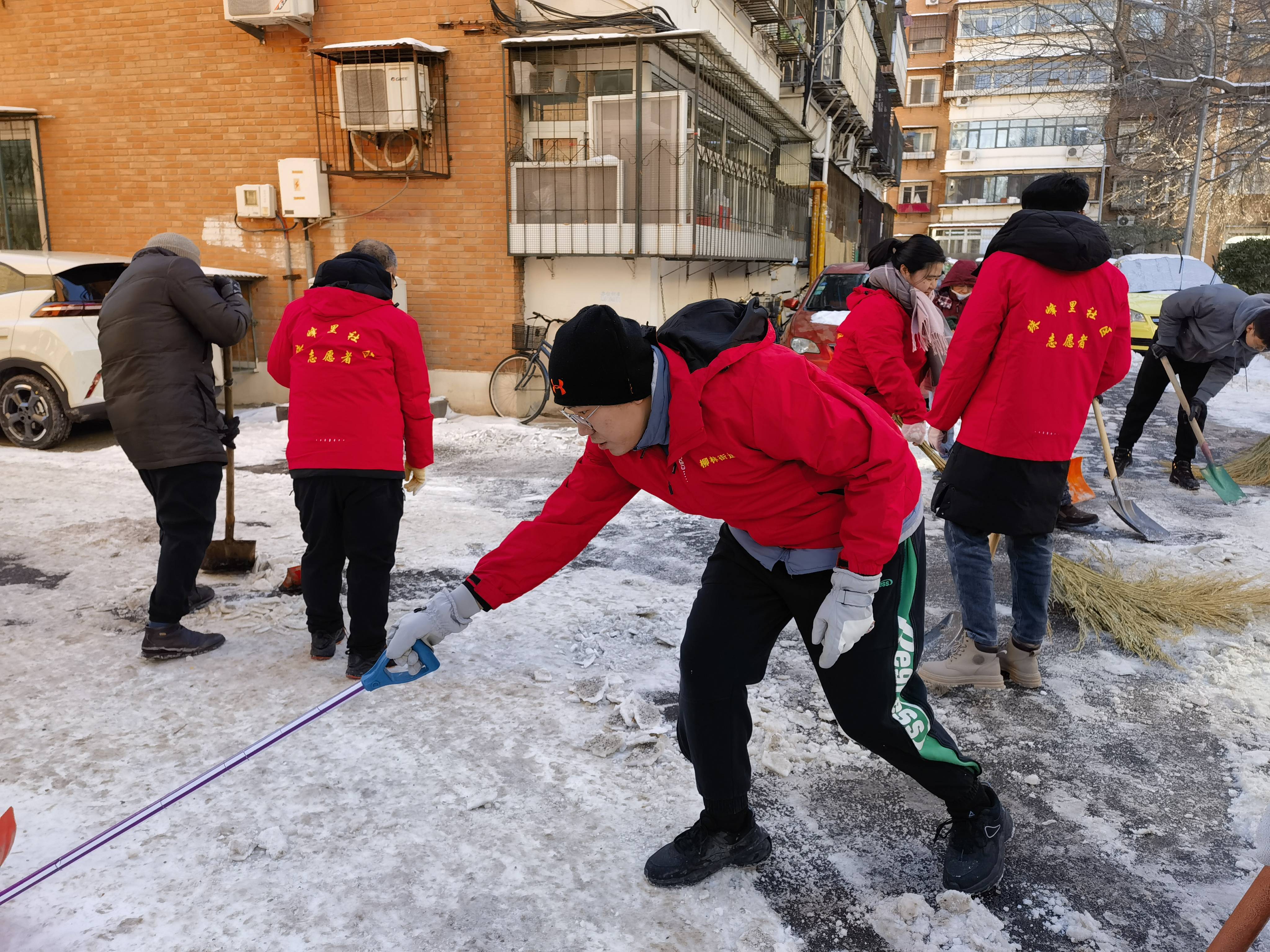 红马甲志愿者图片